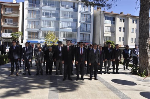 İlçemiz de "29 Ekim Cumhuriyet Bayramı" Münasebeti ile Çelenk Sunma Töreni Düzenlendi.